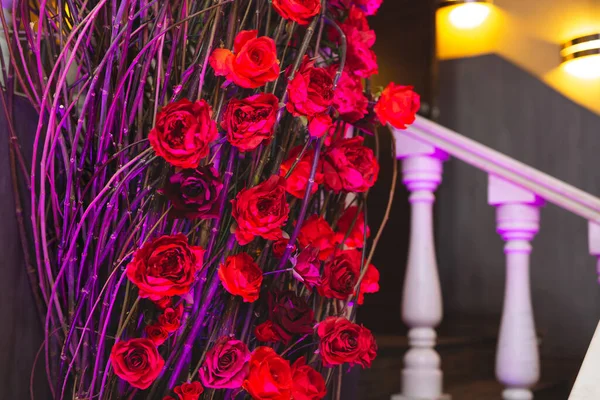 Hermosa Decoración Escalera Lujo Restaurante Con Ramas Secas Rosas Rojas — Foto de Stock