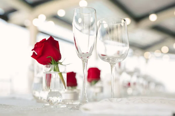 赤はガラスの中に現れた レストランで結婚式のテーブルを提供 — ストック写真