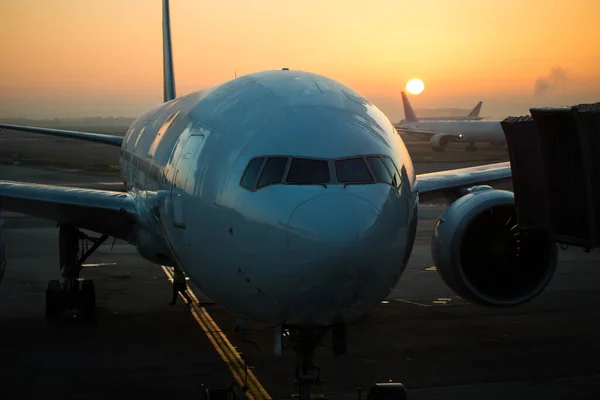 비행기 터빈은 새벽의 일출을 배경으로 세부적 — 스톡 사진