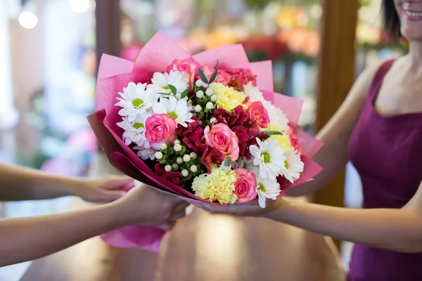 Květinářství Klientovi Krásný Kytici — Stock fotografie