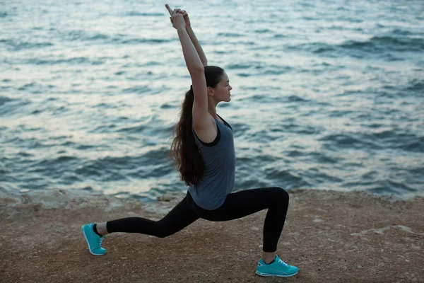 Caucasian Woman Practicing Yoga Seashore Ocean — Stock Photo, Image