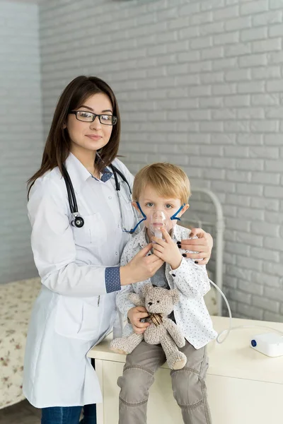 Médico Que Aplica Tratamiento Inhalación Medicina Niño Pequeño Con Terapia — Foto de Stock