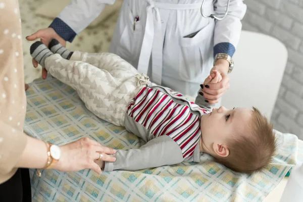 Der Kinderarzt Untersucht Das Baby Auf Dem Tisch — Stockfoto