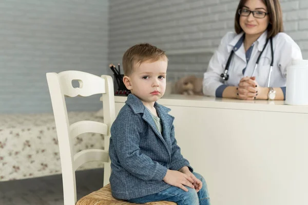 Kinderarzttermin Mit Kind Krankenhaus — Stockfoto