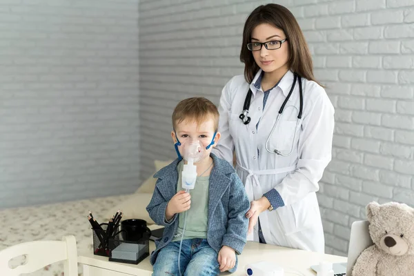 Arzt Anwendet Medikamentöse Inhalationsbehandlung Einem Kleinen Jungen Mit Asthma Inhalationstherapie — Stockfoto