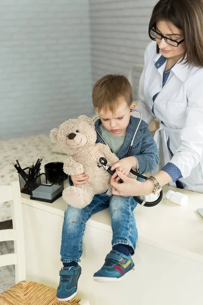 Arzt Und Patient Untersuchen Teddybär Krankenhaus — Stockfoto