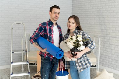 Mutlu genç çift birlikte yeni dairende yaşamaya