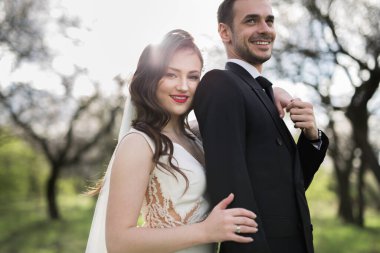 Gelin ve damat yeşil ormanda