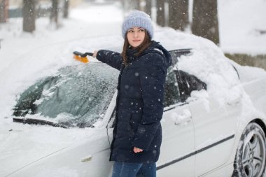 Kadın kar araba ön cam kaldırma