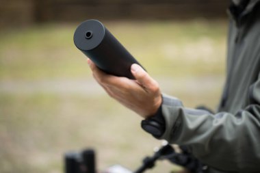 Ordu susturuculu bir tabanca tutuyor.