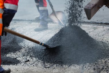 Yolların, otoyolların ve kaldırımların tamiri. Yama yapıyorum. Kürekle çalışmak çukurda uykuya dalıyor.
