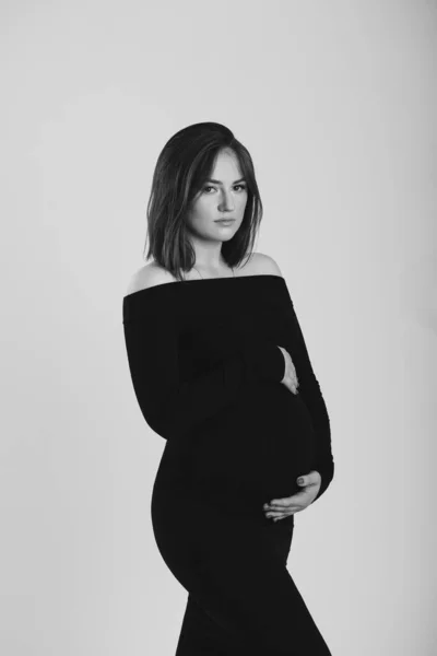 Zwart Wit Foto Van Een Zwangere Vrouw Een Witte Achtergrond — Stockfoto