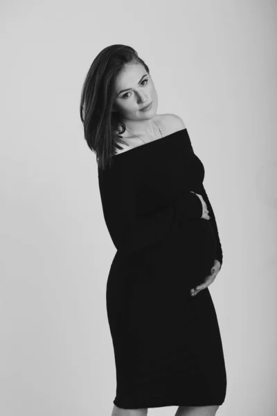 白地に妊婦の白黒写真 シルエット — ストック写真