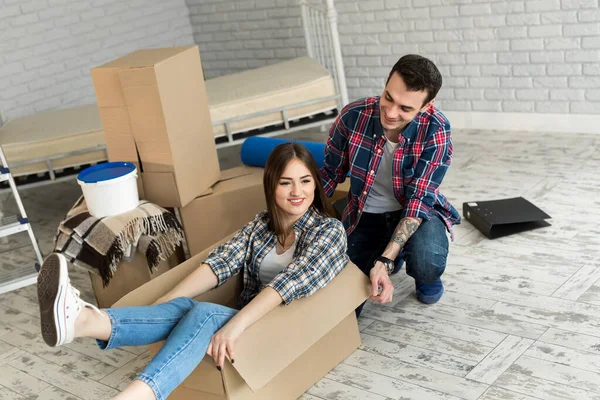 Happy Couple Having Fun Laughing Moving New Home Young Excited — Stock Photo, Image