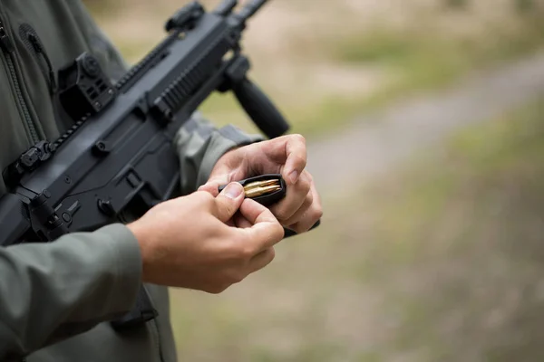 Memuat Amunisi Dalam Klip Memuat Ulang Senjata — Stok Foto