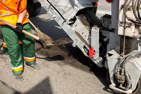 Road Workers Repair Work Work Sleeps Shovel Material Machine — Stock Photo, Image