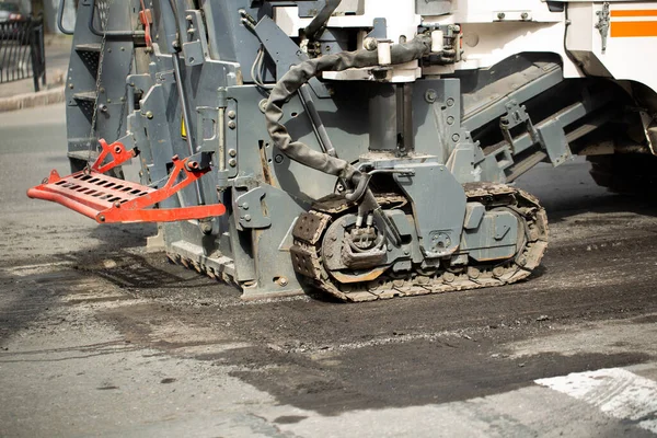 Milling of asphalt for road reconstruction