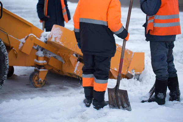 Trator Limpando Estrada Neve Escavadeira Limpa Ruas Grandes Quantidades Neve — Fotografia de Stock