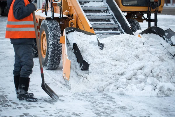 Trator Limpando Estrada Neve Escavadeira Limpa Ruas Grandes Quantidades Neve — Fotografia de Stock