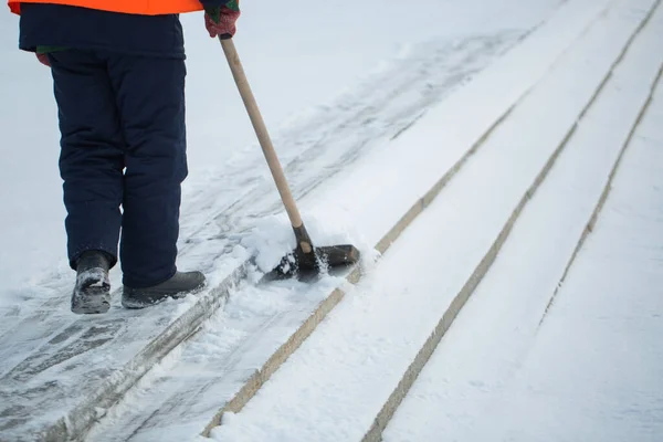 Los Trabajadores Barren Nieve Del Camino Invierno Limpiando Camino Tormenta — Foto de Stock