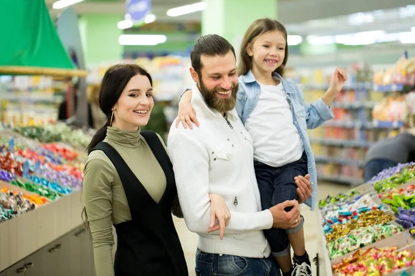Молодая Семья Маленькой Девочкой Выбирают Конфеты Шоколад Большом Магазине Супермаркете — стоковое фото