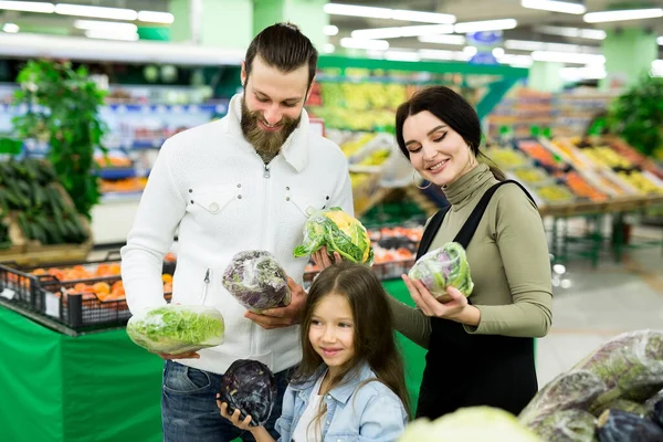 Молода Сім Дочкою Вибирає Овочі Супермаркеті — стокове фото