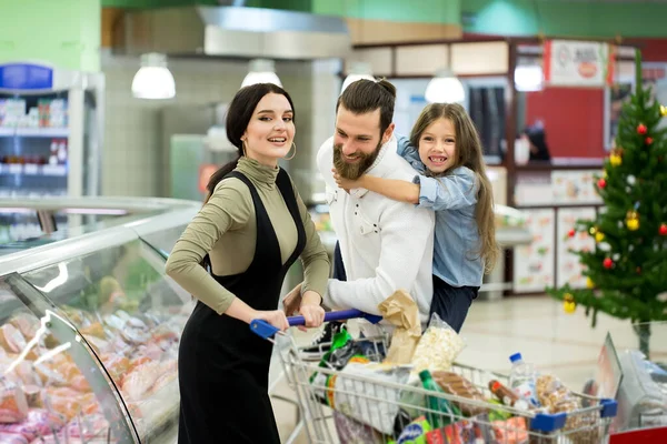 Молодая Семья Маленькой Девочкой Покупками Большом Супермаркете Концепция Нового Года — стоковое фото