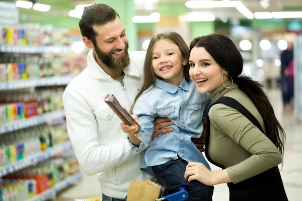 Familia Con Carrito Compras Con Comida Visitando Supermercado — Foto de Stock