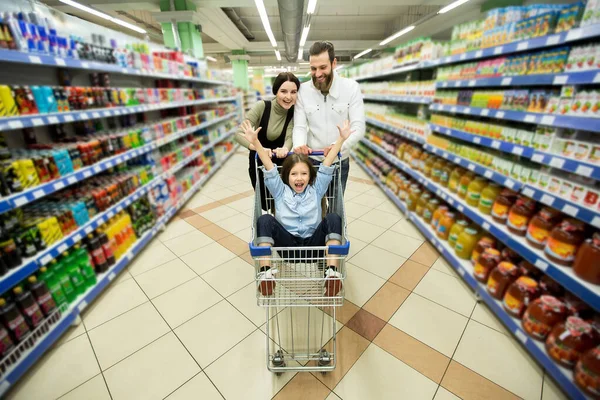 Молодые Родители Милая Маленькая Дочь Улыбаются Выбирая Еду Супермаркете — стоковое фото