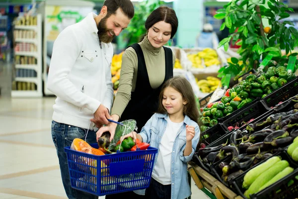 Женщина Мужчиной Ребенком Выбирая Овощи Овощном Супермаркете — стоковое фото