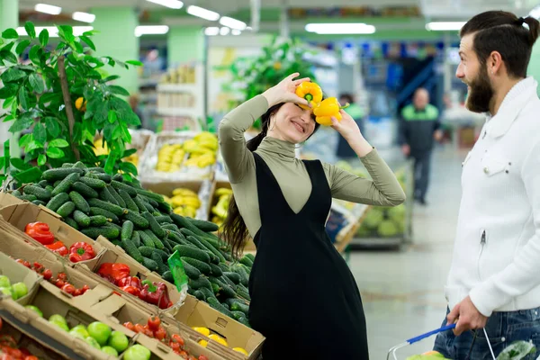 Ritratto Una Coppia Sana Che Guarda Frutta Verdura Supermercato Mentre — Foto Stock