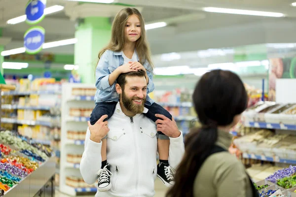 Молодая Семья Маленькой Девочкой Выбирают Конфеты Шоколад Большом Магазине Супермаркете — стоковое фото