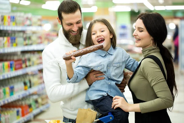 Семья Корзиной Едой Посещения Супермаркета — стоковое фото