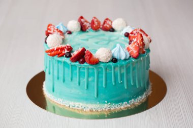 Turkuaz ve mavi, çilekli, kremalı ve şekerli.