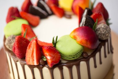 Renkli tatlı ve meyveli bir pasta.