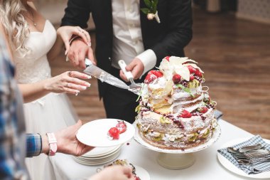 Gelin ve damat düğün pastasını kestiler.