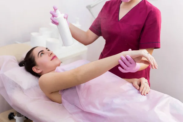 Kobieta Kosmetolog Leczy Rękę Młodej Dziewczyny Przed Zabiegiem Depilacji Shugaring — Zdjęcie stockowe