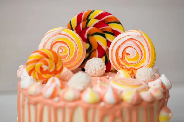 孩子们过生日的时候 桃色蛋糕加蛋白和糖果 — 图库照片