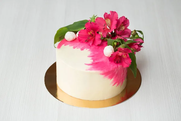 带有粉红装饰和花朵的蛋糕 — 图库照片