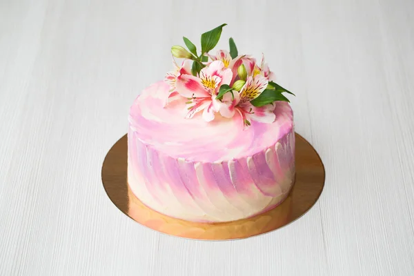 Kuchen Mit Rosa Dekor Und Blumen — Stockfoto