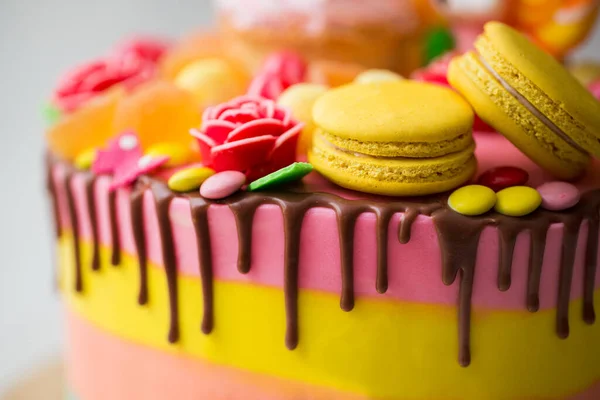 Kolorowe Ciasto Przyjęcie Urodzinowe Dla Dzieci Lizakiem Cukierkami Marmoladą Babeczkami — Zdjęcie stockowe