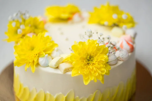 Kuchen Mit Gelben Flecken Gelben Chrysanthemen Und Baiser — Stockfoto