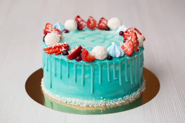 青绿色和蓝色的蛋糕 配以草莓 蛋白和糖果 — 图库照片