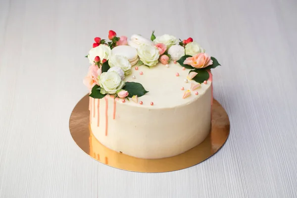 Pastel Con Flores Frescas Macarrones —  Fotos de Stock