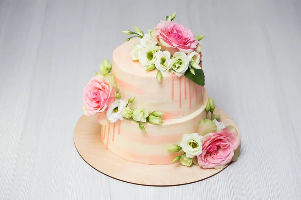 Tiered Kuchen Mit Frischen Blumen Und Makronen — Stockfoto