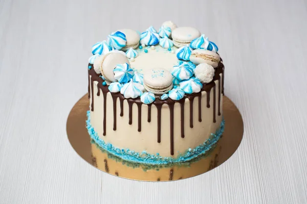 用巧克力条 蓝蛋白和金银花做的蛋糕 — 图库照片