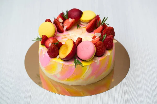 一个有五彩缤纷的糖果和水果的蛋糕 — 图库照片