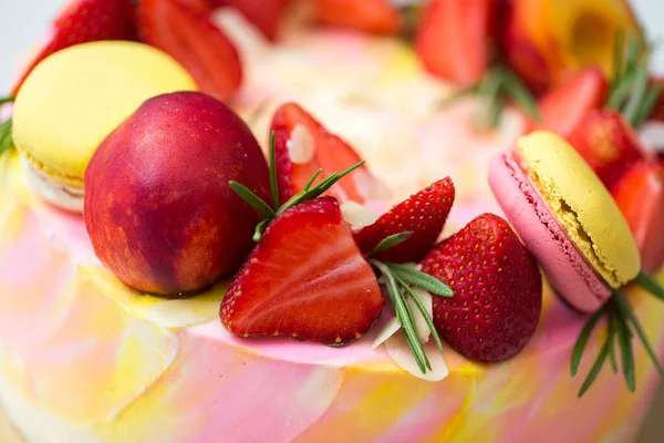 一个有五彩缤纷的糖果和水果的蛋糕 — 图库照片