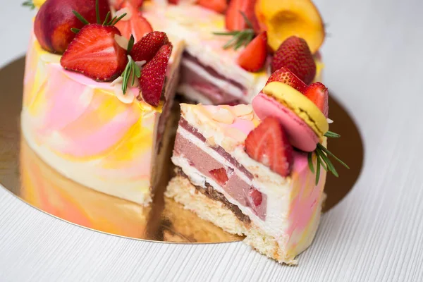 烤黄粉红斑点草莓桃子金瓜子迷迭香蛋糕的切碎 一块蛋糕 — 图库照片