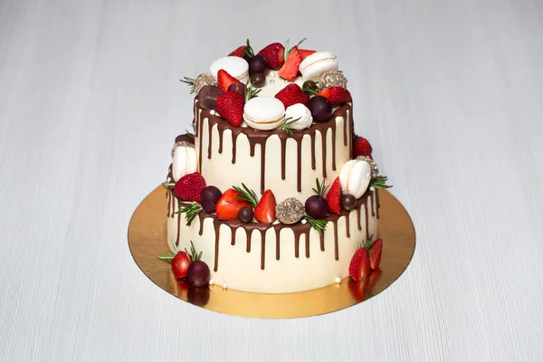 Hermoso Pastel Con Fresas Para Cumpleaños —  Fotos de Stock